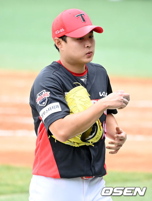 1일 오후 서울 잠실야구장에서 ‘2021 신한은행 SOL KBO 리그’ 두산 베어스와 KIA 타이거즈의 더블헤더 1차전 경기가 열렸다.4회말 종료 후 KIA 선발 윤중현이 더그아웃으로 이동하고 있다. 2021.09.01/ksl0919@osen.co.kr