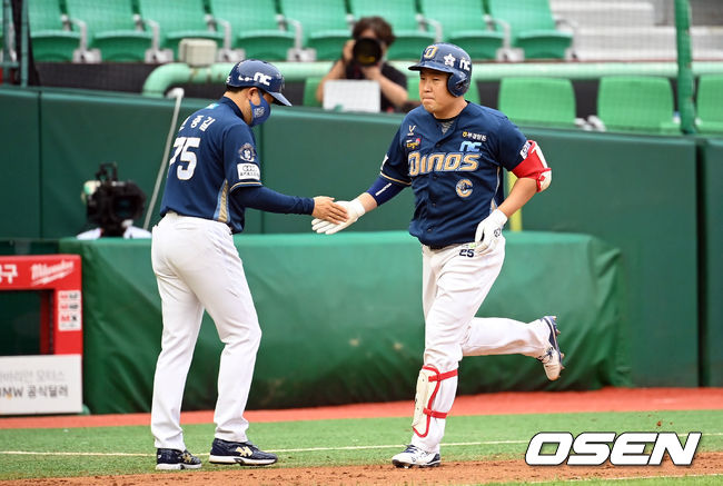 1일 오후 인천 SSG랜더스필드에서 NC 다이노스와 SSG 랜더스의 더블헤더 1차전 경기가 열렸다.7회초 1사 1,3루 NC 양의지가 달아나는 좌월 3점 홈런을 때려낸 뒤 그라운드를 돌고 있다. 2021.09.01 /cej@osen.co.kr