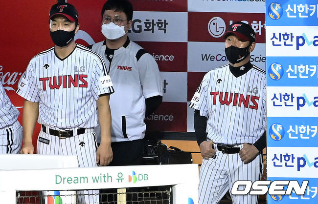 롯데는 13일 서울 잠실구장에서 열린 ‘2021 신한은행 SOL KBO리그’ 정규시즌 LG 트윈스와의 경기에서 2-0으로 승리를 거뒀다. 이로써 롯데는 시즌 35승45패1무를 마크했다. 단독 선두로 올라섰던 LG의 4연승 행진을 저지했다. 시즌 45승33패가 됐다.8회말 LG 류지현 감독이 경기를 바라보고 있다. 2021.08.13 /sunday@osen.co.kr