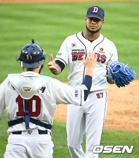 더블헤더 1차전은 에이스의 역투를 앞세운 두산 차지였다.두산 베어스는 1일 서울 잠실구장에서 열린 2021 신한은행 SOL KBO리그 KIA 타이거즈와의 더블헤더 1차전에서 5-0으로 승리했다.승리가 확정된 순간 두산 선발 미란다, 박세혁이 기뻐하고 있다. 2021.09.01/ksl0919@osen.co.kr