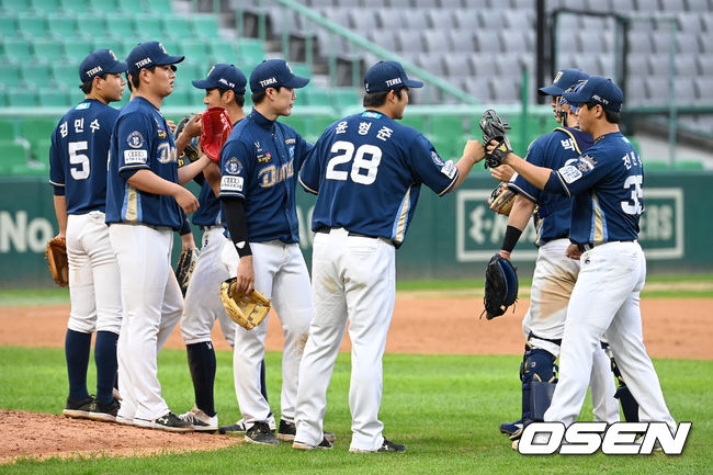경기 종료 후 NC 선수들이 승리의 기쁨을 나누고 있다. 2021.09.01 /cej@osen.co.kr