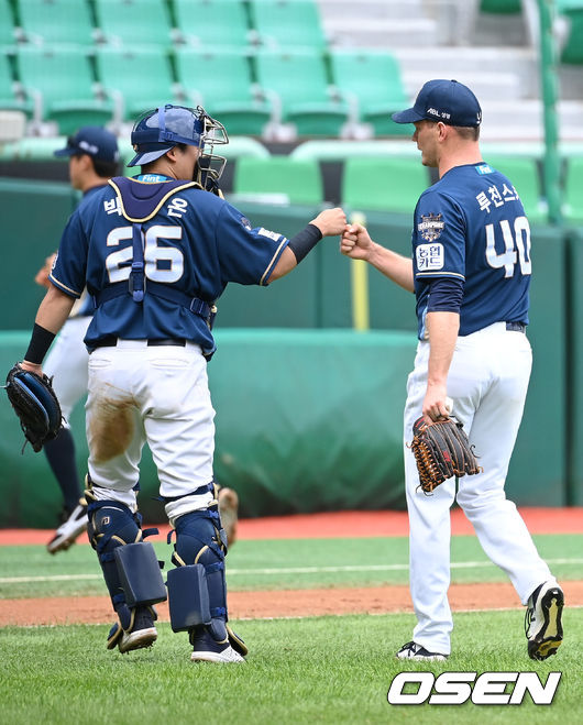 2회말 1사 1,2루에서 NC 루친스키가 SSG 김성현을 상대로 더블플레이를 유도하며 이닝을 마친 뒤 포수 박대은과 기뻐하고 있다. 2021.09.01 /cej@osen.co.kr