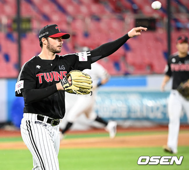 4회말 2사 주자 만루 KT 심우준의 투수 앞 땅볼때 LG 선발 수아레즈가 1루로 송구하고 있다. 21.08.17/rumi@osen.co.kr