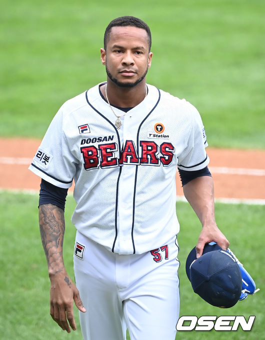 1일 오후 서울 잠실야구장에서 ‘2021 신한은행 SOL KBO 리그’ 두산 베어스와 KIA 타이거즈의 더블헤더 1차전 경기가 열렸다.6회초 종료 후 두산 선발 미란다가 더그아웃으로 이동하고 있다. 2021.09.01/ksl0919@osen.co.kr