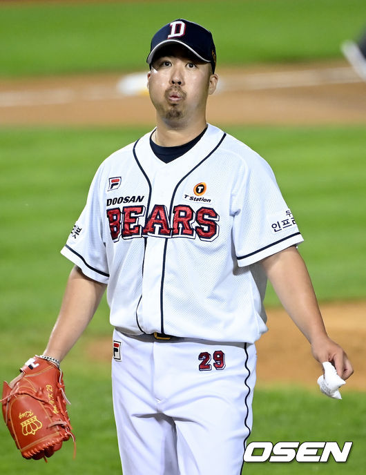 1일 오후 서울 잠실야구장에서 ‘2021 신한은행 SOL KBO 리그’ 두산 베어스와 KIA 타이거즈의 더블헤더 2차전 경기가 열렸다.4회초 종료 후 두산 선발 유희관이 더그아웃으로 이동하고 있다. 2021.09.01/ksl0919@osen.co.kr