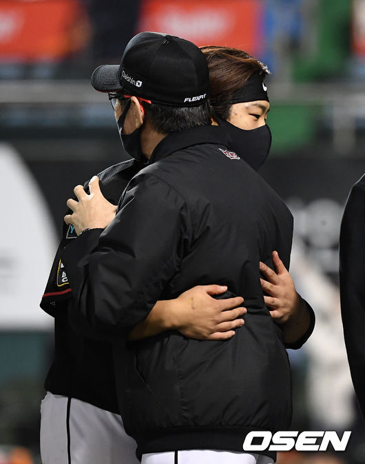 KT 강백호와 이강철 감독이 포옹을 하고 있다. 2020.10.30