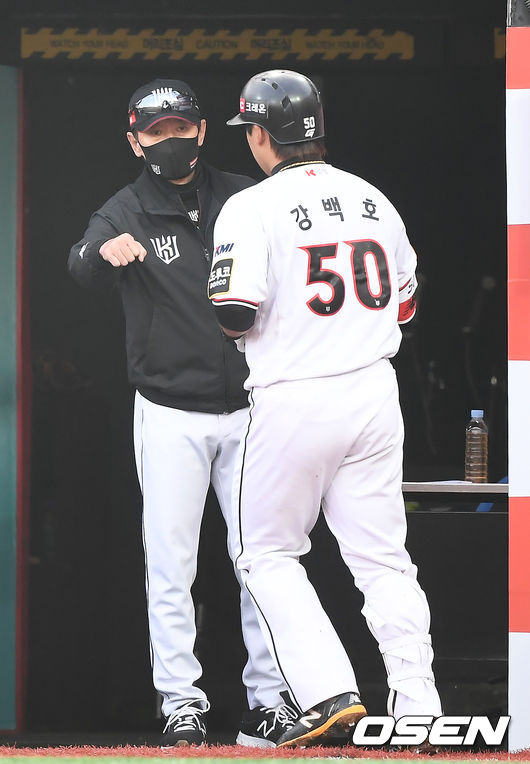 1회말 1사 1루 KT 이강철 감독이 투런 홈런을 때린 강백호와 세레머니를 하고 있다. 2021.05.27 /youngrae@osen.co.kr