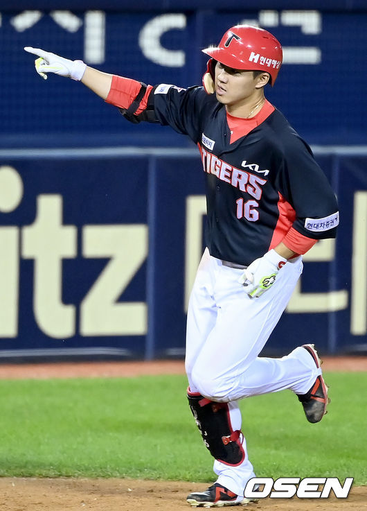 1일 오후 서울 잠실야구장에서 ‘2021 신한은행 SOL KBO 리그’ 두산 베어스와 KIA 타이거즈의 더블헤더 2차전 경기가 열렸다.9회초 2사 3루 KIA 최원준이 역전 2점 홈런을 날린 뒤 세레모니를 하고 있다. 2021.09.01/ksl0919@osen.co.kr