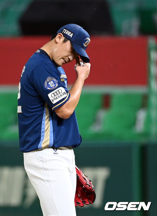 1일 오후 인천 SSG랜더스필드에서 NC 다이노스와 SSG 랜더스의 더블헤더 2차전 경기가 열렸다.8회말 무사 만루 NC 이용찬이 SSG 최정에게 역전 좌월 만루포를 내준 뒤 아쉬워하고 있다. . 2021.09.01 /cej@osen.co.kr