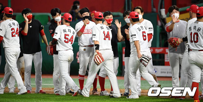 경기 종료 후 SSG 선수들이 승리를 기뻐하고 있다. 2021.09.01 /cej@osen.co.kr