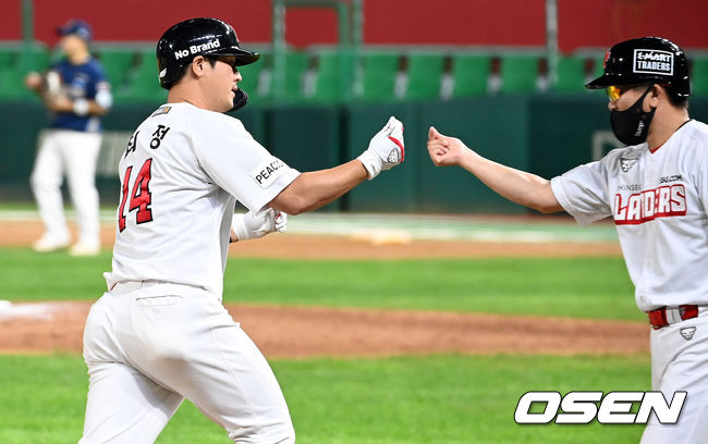 1일 오후 인천 SSG랜더스필드에서 NC 다이노스와 SSG 랜더스의 더블헤더 2차전 경기가 열렸다.8회말 무사 만루 SSG 최정이 역전 좌월 만루포를 날린 뒤 베이스를 돌며 세리머니를 하고 있다. 2021.09.01 /cej@osen.co.kr