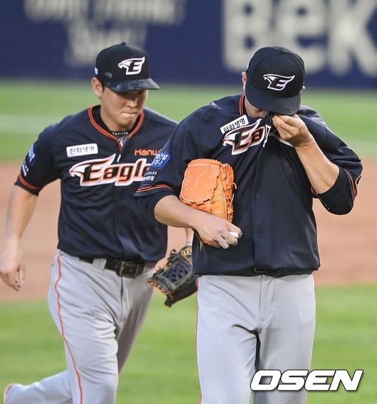 1회말 2실점 허용한 한화 선발투수 장시환이 아쉬운 표정으로 더그아웃으로 들어가고 있다.  2021.08.20 / soul1014@osen.co.kr