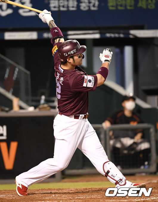 9일 대전 한화생명이글스파크에서 ‘2021 신한은행 SOL KBO리그’ 한화 이글스와 키움 히어로즈의 경기가 열렸다.5회초 2사 1,3루 키움 박병호가 달아나는 좌월 스리런 홈런을 때려내고 있다. 2021.06.09 /cej@osen.co.kr