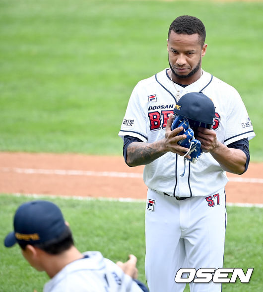 1일 오후 서울 잠실야구장에서 ‘2021 신한은행 SOL KBO 리그’ 두산 베어스와 KIA 타이거즈의 더블헤더 1차전 경기가 열렸다.6회초 종료 후 두산 선발 미란다가 호수비를 펼친 2루수 박계범에게 박수를 보내고 있다. 2021.09.01/ksl0919@osen.co.kr