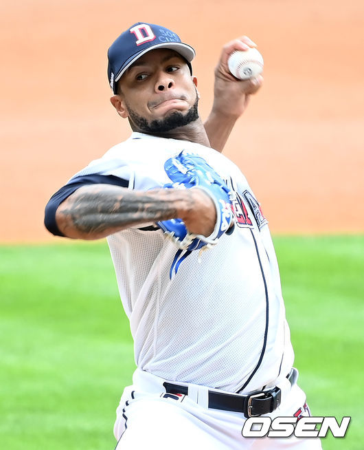 1회초 두산 선발 미란다가 마운드에 올라 힘차게 공을 뿌리고 있다. 2021.09.01/ksl0919@osen.co.kr