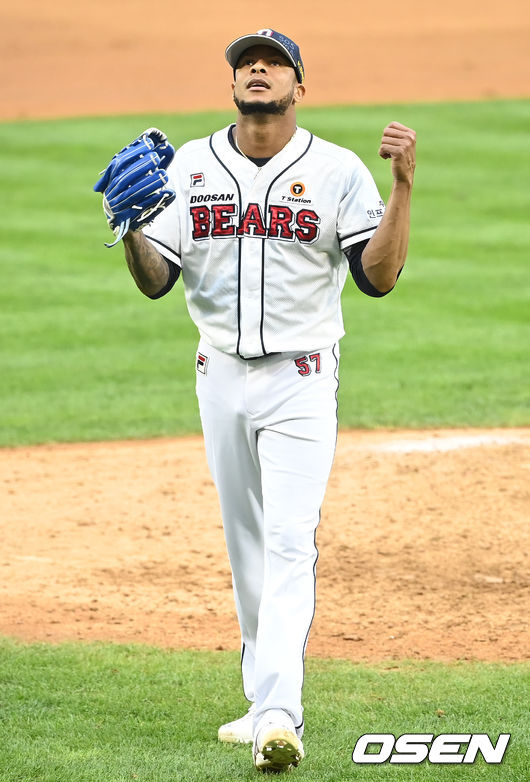 두산 베어스는 1일 서울 잠실구장에서 열린 2021 신한은행 SOL KBO리그 KIA 타이거즈와의 더블헤더 1차전에서 5-0으로 승리했다.승리가 확정된 순간 두산 선발 미란다가 기뻐하고 있다. 2021.09.01/ksl0919@osen.co.kr