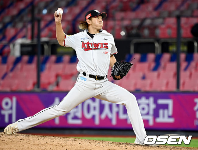 13일 오후 수원 KT위즈파크에서 '2021 신한은행 SOL KBO리그' KT 위즈와 삼성 라이온즈의 경기가 열렸다.8회초 KT 이대은이 역투하고 있다. 2021.08.13/youngrae@osen.co.kr