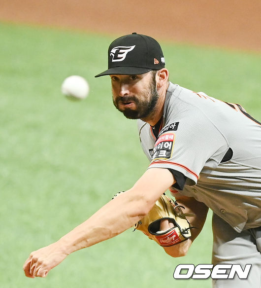 1회말 한화 선발투수 카펜터가 역투하고 있다.  2021.08.27 / soul1014@osen.co.kr