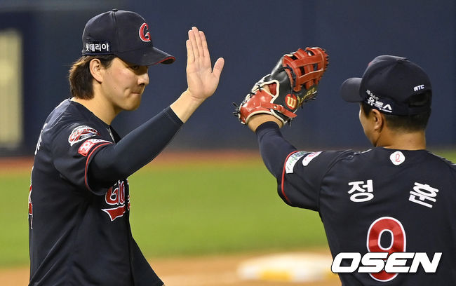  롯데 자이언츠가 LG 트윈스에 이틀 연속 승리했다. 롯데는 11일 서울 잠실구장에서 열린 2021 KBO리그 LG와 경기에서 4-3 한 점 차 승리를 거뒀다. 롯데 손아섭은 개인 통산 2000안타를 달성했고, 결승 2루타도 터뜨렸다. 롯데의 4번째 투수로 등판한 김진욱이 1이닝 무실점으로 행운의 구원승을 기록했다. 마무리 김원중은 4경기 연속 세이브를 기록했다. 경기 종료 후 롯데 김원중, 정훈이 승리의 기쁨을 나누고 있다. 2021.08.14 /cej@osen.co.kr