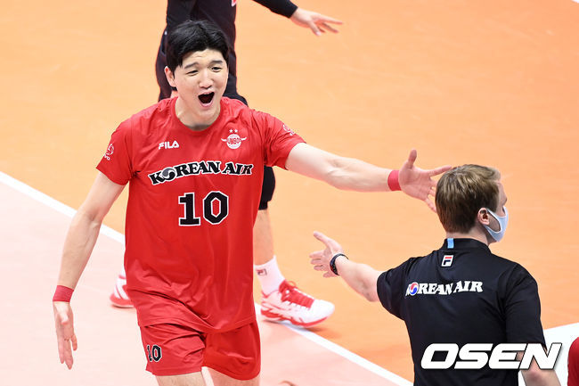 20일 오후 경기 의정부체육관에서 ‘2021 의정부∙도드람컵 프로배구대회’ 준결승 OK금융그룹과 대한항공의 경기가 열렸다.1세트 득점에 성공한 대한항공 정지석이 토미 틸리카이넨 감독과 환호하고 있다. 2021.08.20 /sunday@osen.co.kr