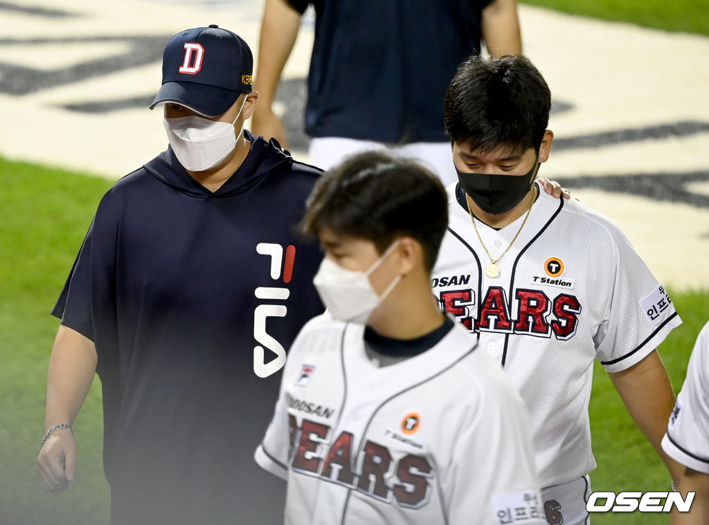 경기 종료 후 두산 유희관이 김명신을 격려하고 있다. 2021.09.01/ksl0919@osen.co.kr