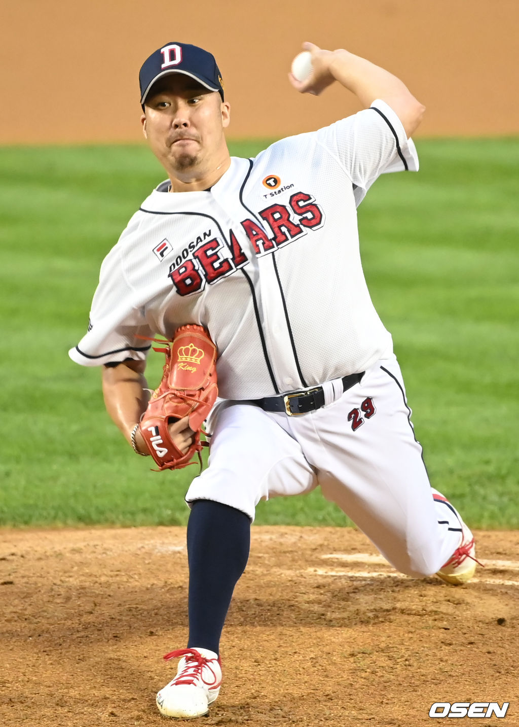 1회초 두산 선발 유희관이 마운드에 올라 힘차게 공을 뿌리고 있다. 2021.09.01/ksl0919@osen.co.kr