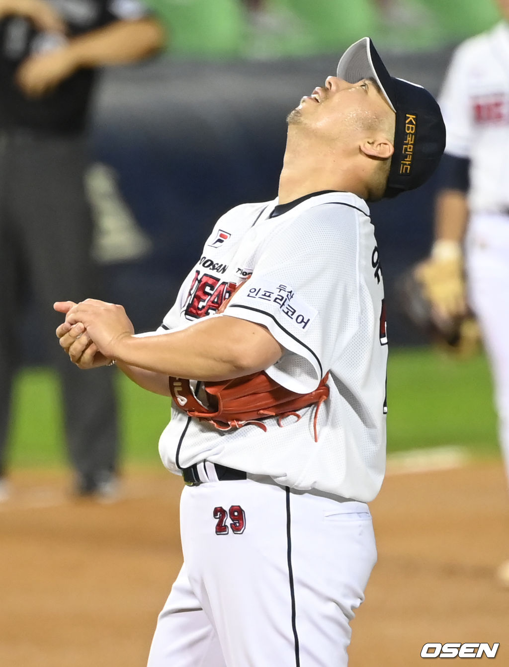 4회초 2사 1, 2루 두산 선발 유희관이 KIA 황대인에게 볼넷을 허용, 만루 위기를 맞고 있다. 2021.09.01/ksl0919@osen.co.kr