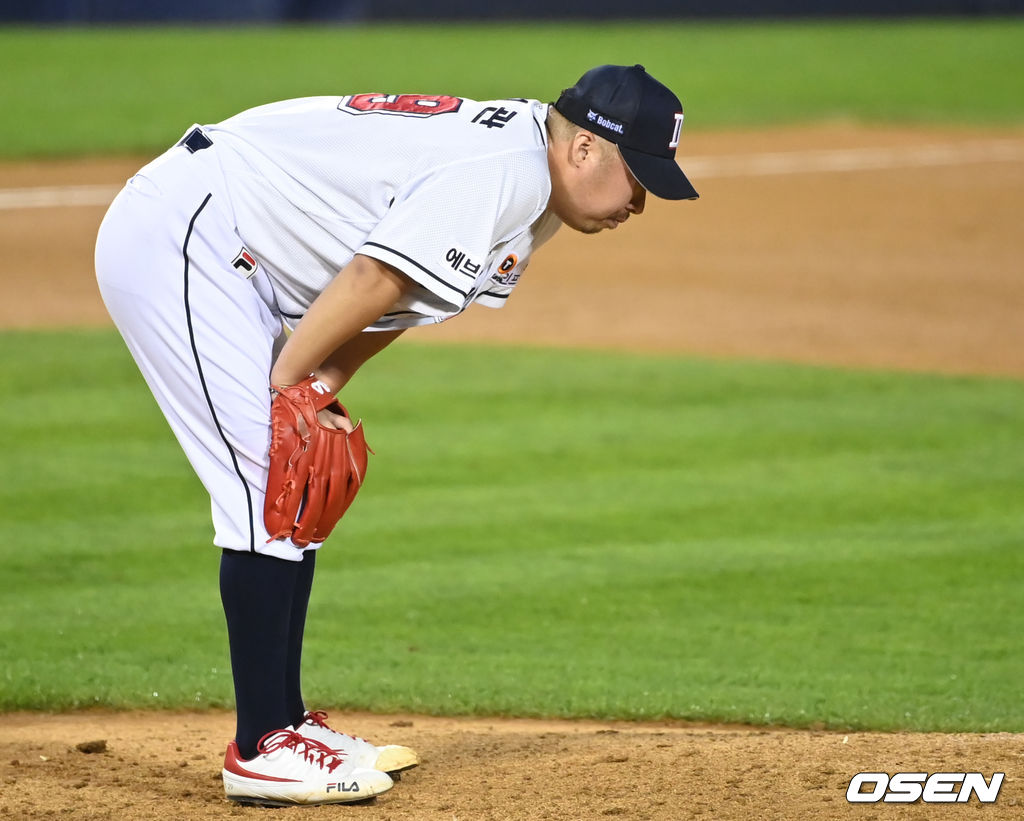 4회초 2사 만루 두산 선발 유희관이 KIA 터커에게 1타점 적시타 허용,  아쉬워하고 있다. 2021.09.01/ksl0919@osen.co.kr