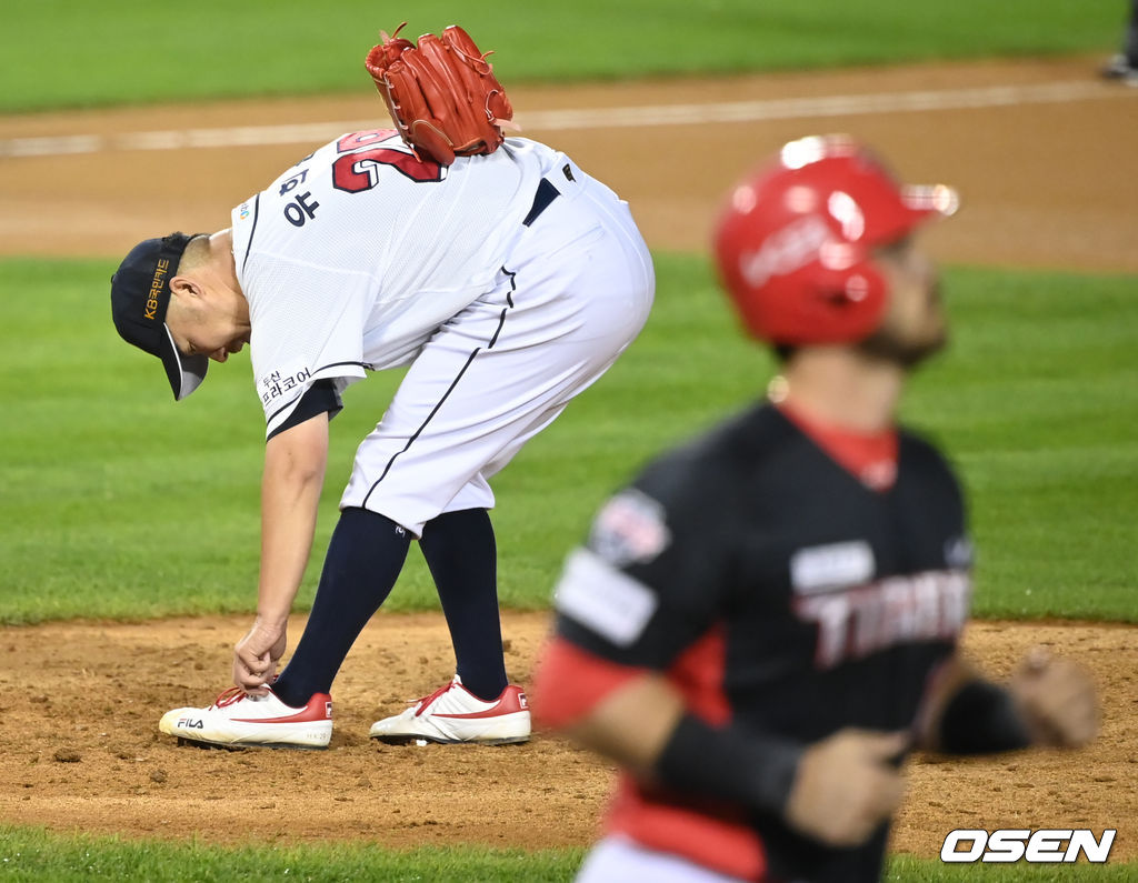 6회초 2사 1, 2루 두산 선발 유희관이 KIA 터커에게 볼넷을 허용, 아쉬워하고 있다. 2021.09.01/ksl0919@osen.co.kr