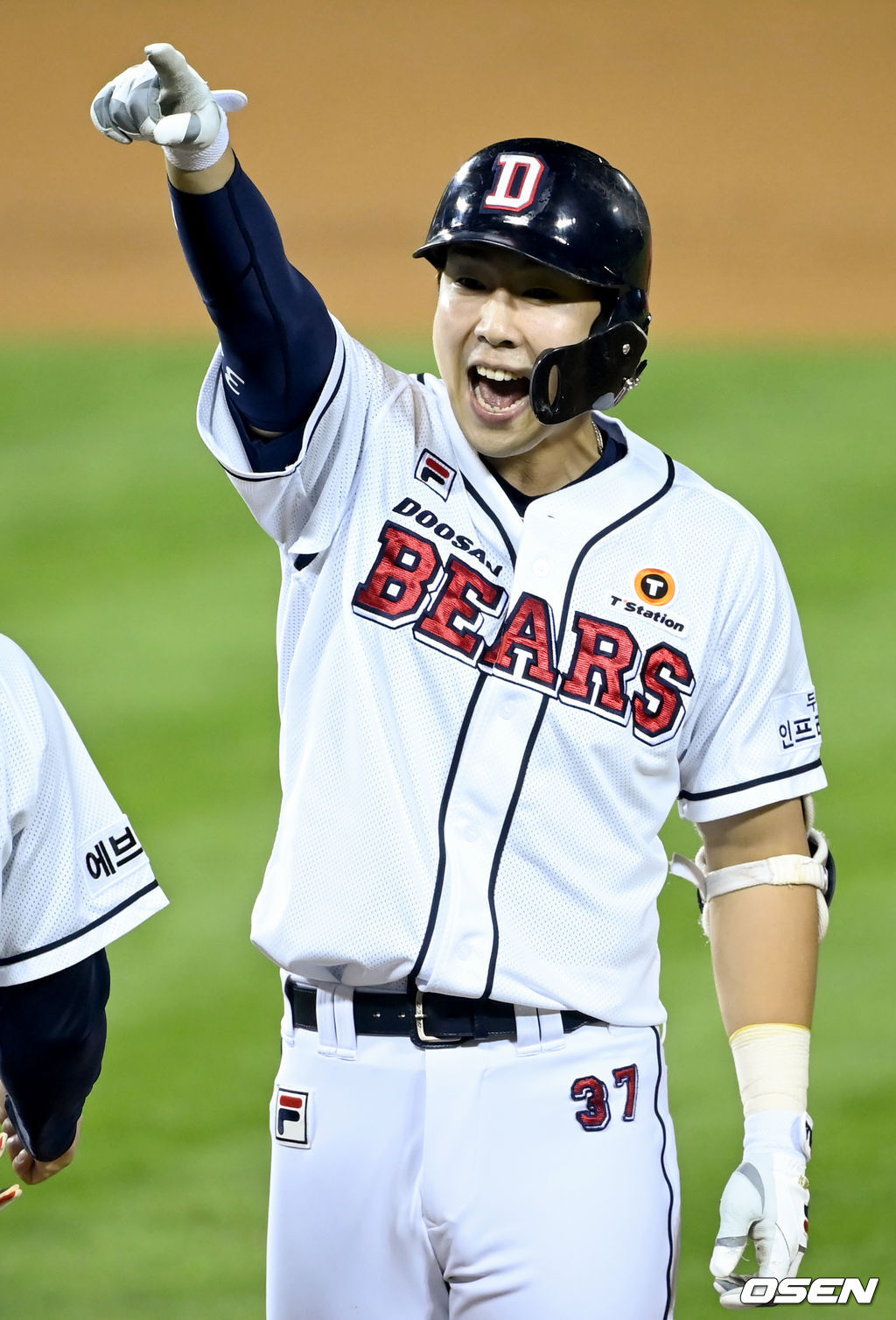 6회말 2사 2루 두산 박건우가 역전 1타점 적시타를 날린 뒤 기뻐하고 있다. 2021.09.01/ksl0919@osen.co.kr