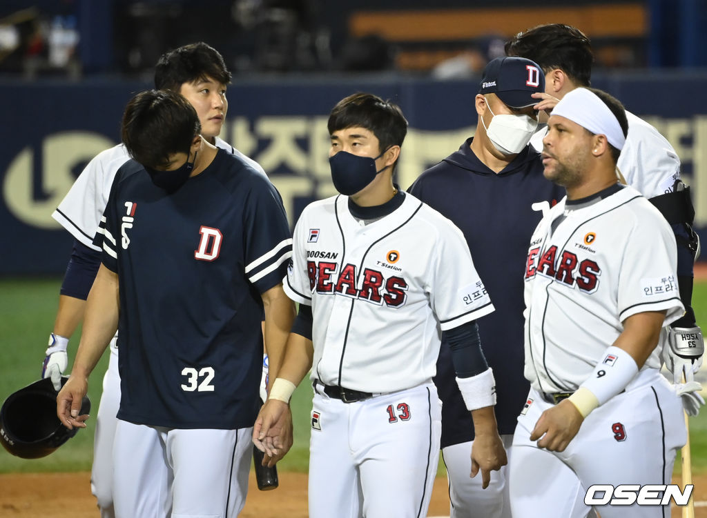 KIA가 9회 최원준의 극적인 투런포를 앞세워 더블헤더 1차전 패배를 설욕했다.KIA 타이거즈는 1일 서울 잠실구장에서 열린 2021 신한은행 SOL KBO리그 두산 베어스와의 더블헤더 2차전에서 3-2 역전승을 거뒀다.경기 종료 후 두산 베어스 선수들이 아쉬워하고 있다. 2021.09.01/ksl0919@osen.co.kr