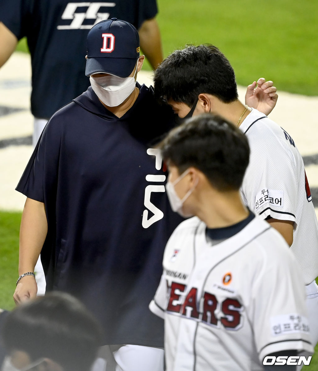 경기 종료 후 두산 유희관이 김명신을 격려하고 있다. 2021.09.01/ksl0919@osen.co.kr