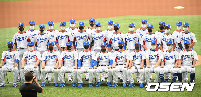 이날 훈련에 앞서 대표팀 선수들이 단체사진을 촬영하고 있다.  21.07.17 / soul1014@osen.co.kr