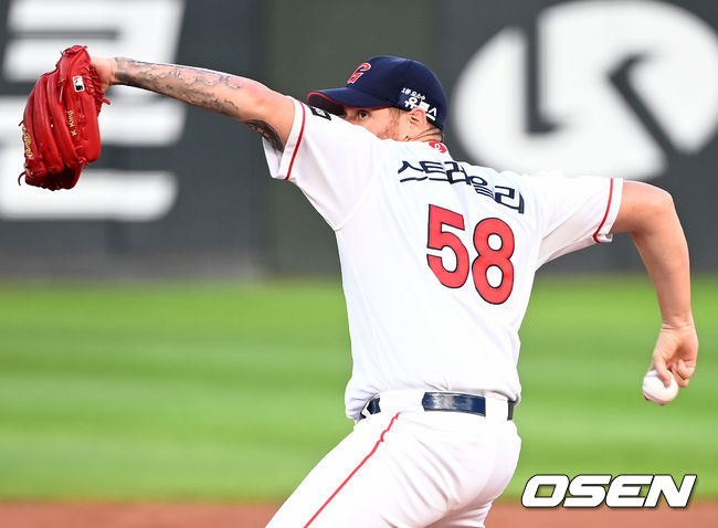 20일 오후 부산 사직야구장에서 '2021 신한은행 SOL KBO리그' 롯데 자이언츠와 KT 위즈의 경기가 열렸다.1회초 롯데 선발 스트레일리가 마운드에 올라 힘차게 공을 뿌리고 있다. 2021.08.20 /ksl0919@osen.co.kr