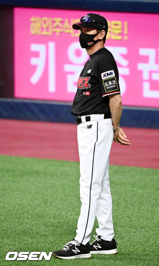 KT 이강철 감독이 그라운드 위에서 훈련을 주시하고 있다. 21.08.11/rumi@osen.co.kr