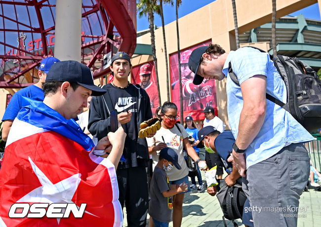 [사진] 게릿 콜이 에인절스타디움에서 팬들에게 사인을 해주고 있다. 2021.09.01 ⓒGettyimages(무단전재 및 재배포 금지)