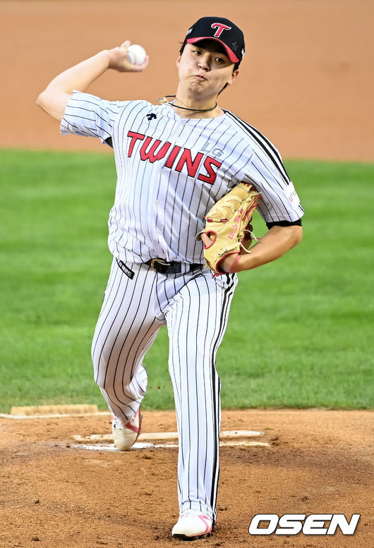 2일 오후 서울 잠실야구장에서 ‘2021 신한은행 SOL KBO 리그’ LG 트윈스와 NC 다이노스의 경기가 열렸다.1회초 LG 선발 이민호가 마운드에 올라 힘차게 공을 뿌리고 있다. 2021.09.02/ksl0919@osen.co.kr