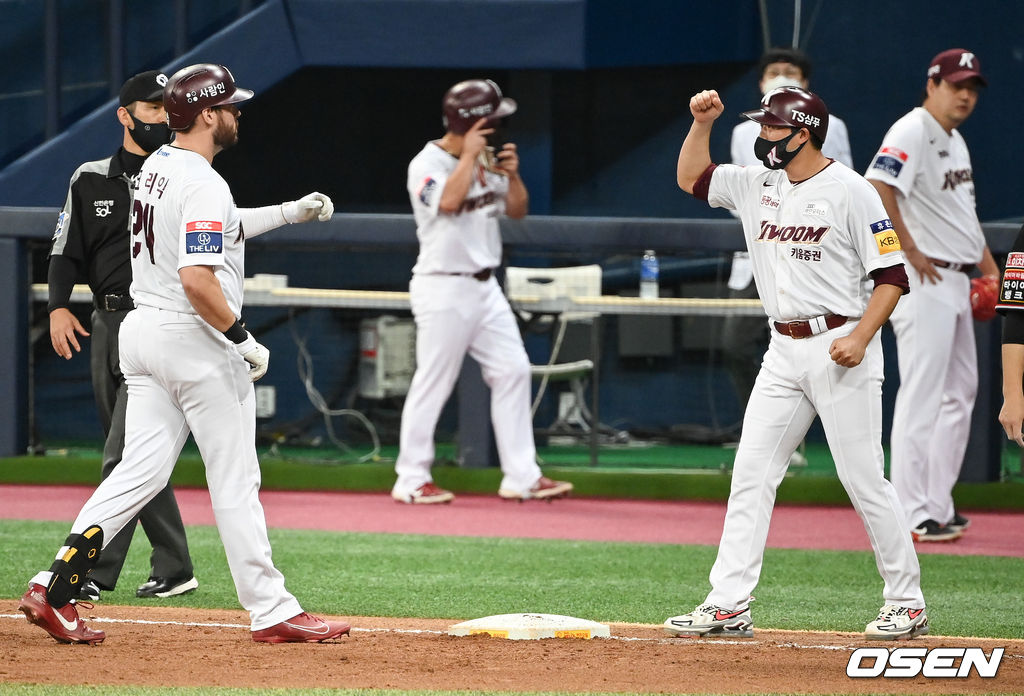 8회말 1사 2,3루 키움 크레익이 선취 1타점 적시타를 날리고 1루 코치와 하이파이브를 하고 있다. 2021.09.02 / soul1014@osen.co.kr 
