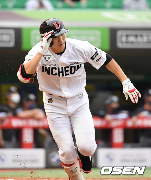 6회말 무사 만루에서 SSG 박성한이 중전 적시타를 치고 그라운드를 달리고 있다. 2021.07.11 /sunday@osen.co.kr