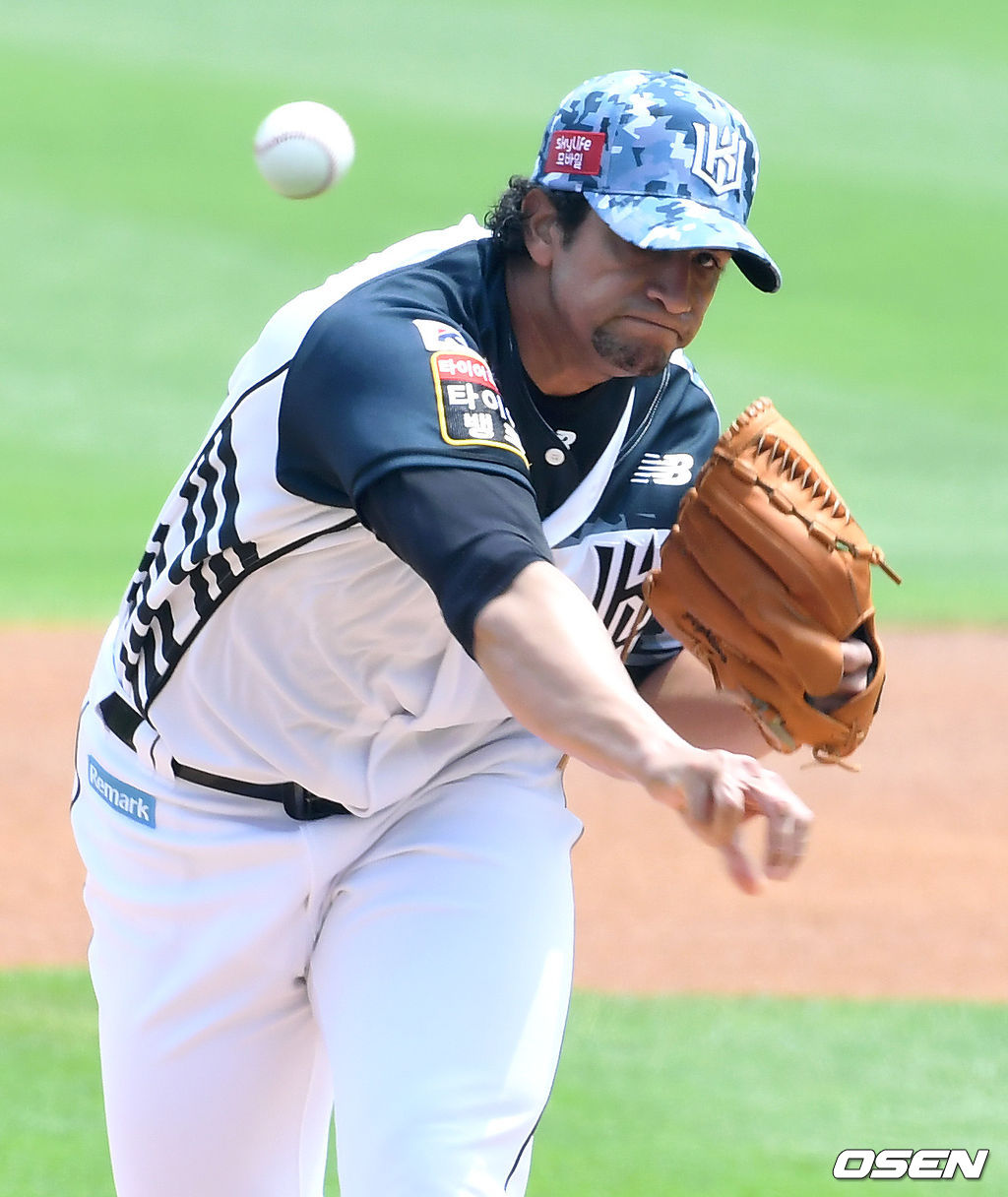 KT 선발 쿠에바스가 힘차게 공을 던지고 있다. 2021.06.19 /cej@osen.co.kr