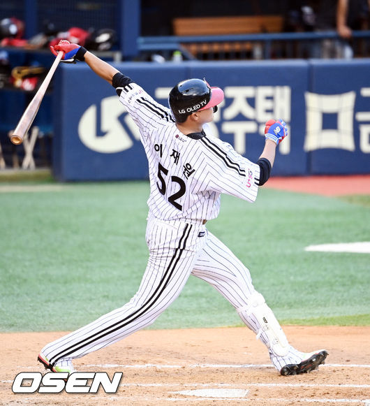 서울 잠실구장에서 2021 KBO 퓨처스 썸머리그 LG 트윈스와 한화 이글스의 경기가 진행됐다. 3회말 2사 1,3루 LG 이재원이 3점 홈런을 날리고 있다. 2021.07.30 /soul1014@osen.co.kr