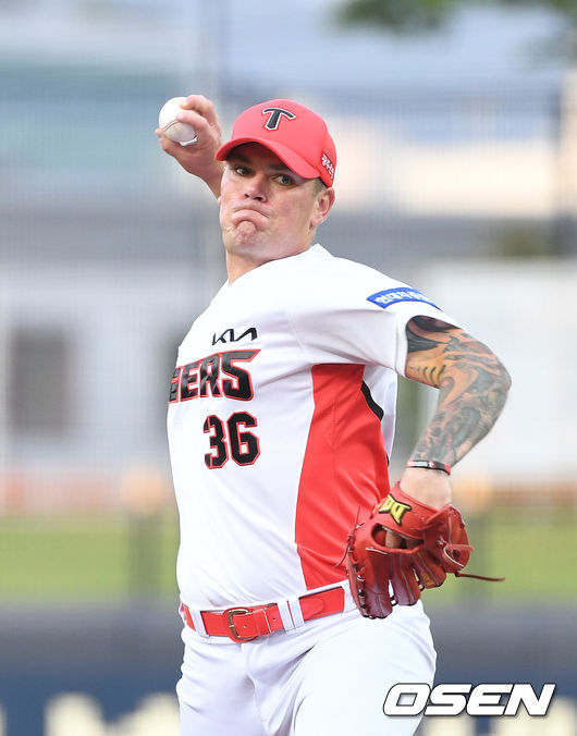 13일 오후 광주-기아 챔피언스필드에서 ’2021 신한은행 SOL KBO 리그' KIA 타이거즈와 LG 트윈스의 경기가 열렸다.1회초 무사에서 KIA 선발투수 브룩스가 역투하고 있다. /sunday@osen.co.kr