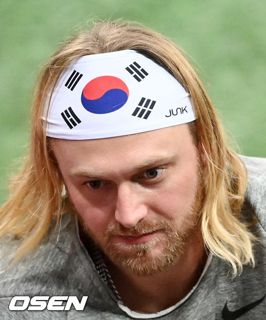 카움 모터가 머리에 태극이 헤어밴드를 하고 그라운드에 나오고 있다./ rumi@osen.co.kr