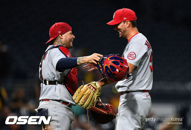 [사진] 세인트루이스의 애덤 웨인라이트(오른쪽)와 야디에르 몰리나 ⓒGettyimages(무단전재 및 재배포 금지)