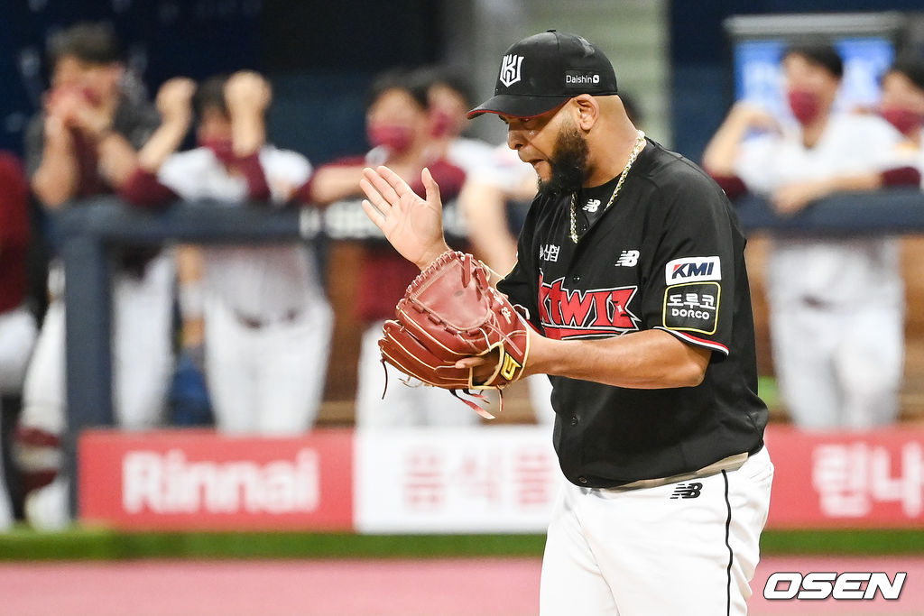 2일 오후 서울 고척스카이돔에서 2021 신한은행 SOL KBO리그 키움 히어로즈와 KT 위즈의 경기가 진행됐다.7회말 이닝종료후 KT 선발투수 데스파이네가 박수를 치며 기뻐하고 있다. . 2021.09.02 / soul1014@osen.co.kr 