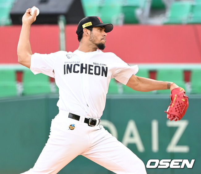 3회초 SSG 선발 폰트가 힘차게 공을 뿌리고 있다. 2021.08.15 / dreamer@osen.co.kr