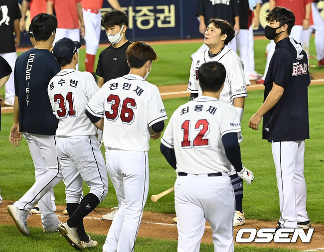 KIA가 9회 최원준의 극적인 투런포를 앞세워 더블헤더 1차전 패배를 설욕했다.KIA 타이거즈는 1일 서울 잠실구장에서 열린 2021 신한은행 SOL KBO리그 두산 베어스와의 더블헤더 2차전에서 3-2 역전승을 거뒀다.경기 종료 후 두산 베어스 선수들이 아쉬워하고 있다. 2021.09.01/ksl0919@osen.co.kr