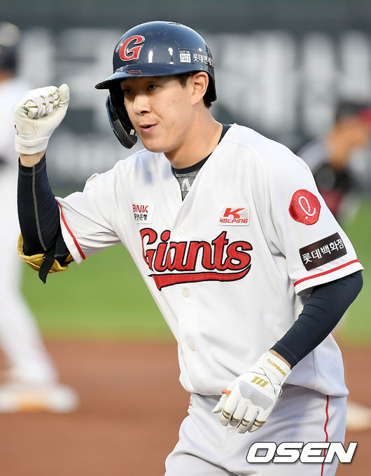 27일 오후 부산 사직야구장에서 '2021 신한은행 SOL KBO리그' 롯데 자이언츠와 LG 트윈스의 경기가 열렸다.2회말 무사 1루 롯데 나승엽이 안타를 날린 뒤 세레모니를 하고 있다. 05.27 /ksl0919@osen.co.kr