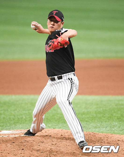 13일 오후 서울 고척동 고척스카이돔에서 '2021 프로야구 KBO리그' 키움 히어로즈와 LG 트윈스의 경기가 진행됐다.8회말 LG 배재준 투수가 역투하고 있다. / soul1014@osen.co.kr