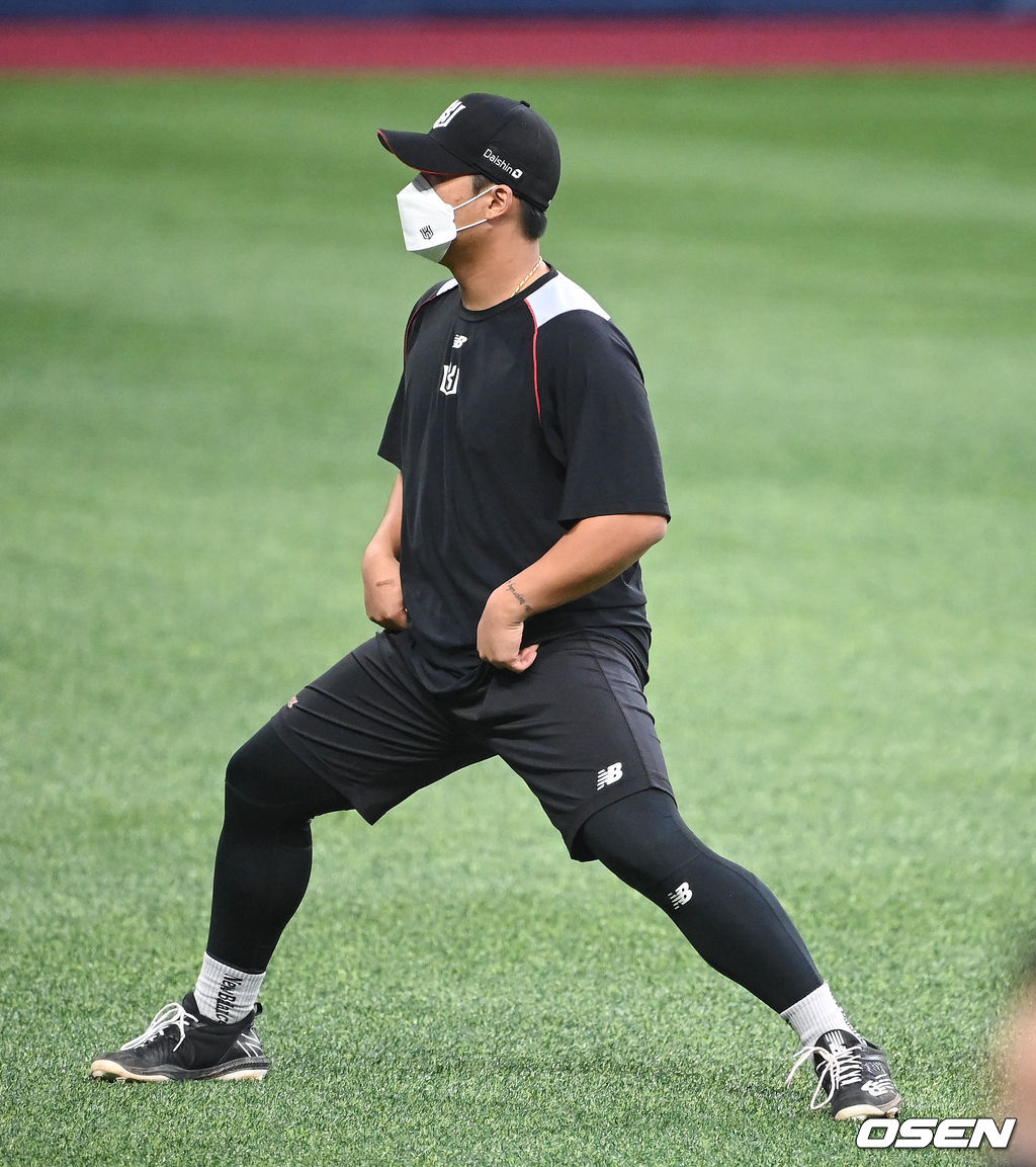 경기에 앞서 지난달 31일 한화 최재훈과 충돌하며 오른쪽 네번째 순가락 부상 당했던 강백호가 스트레칭을 하고 있다. / soul1014@osen.co.kr 